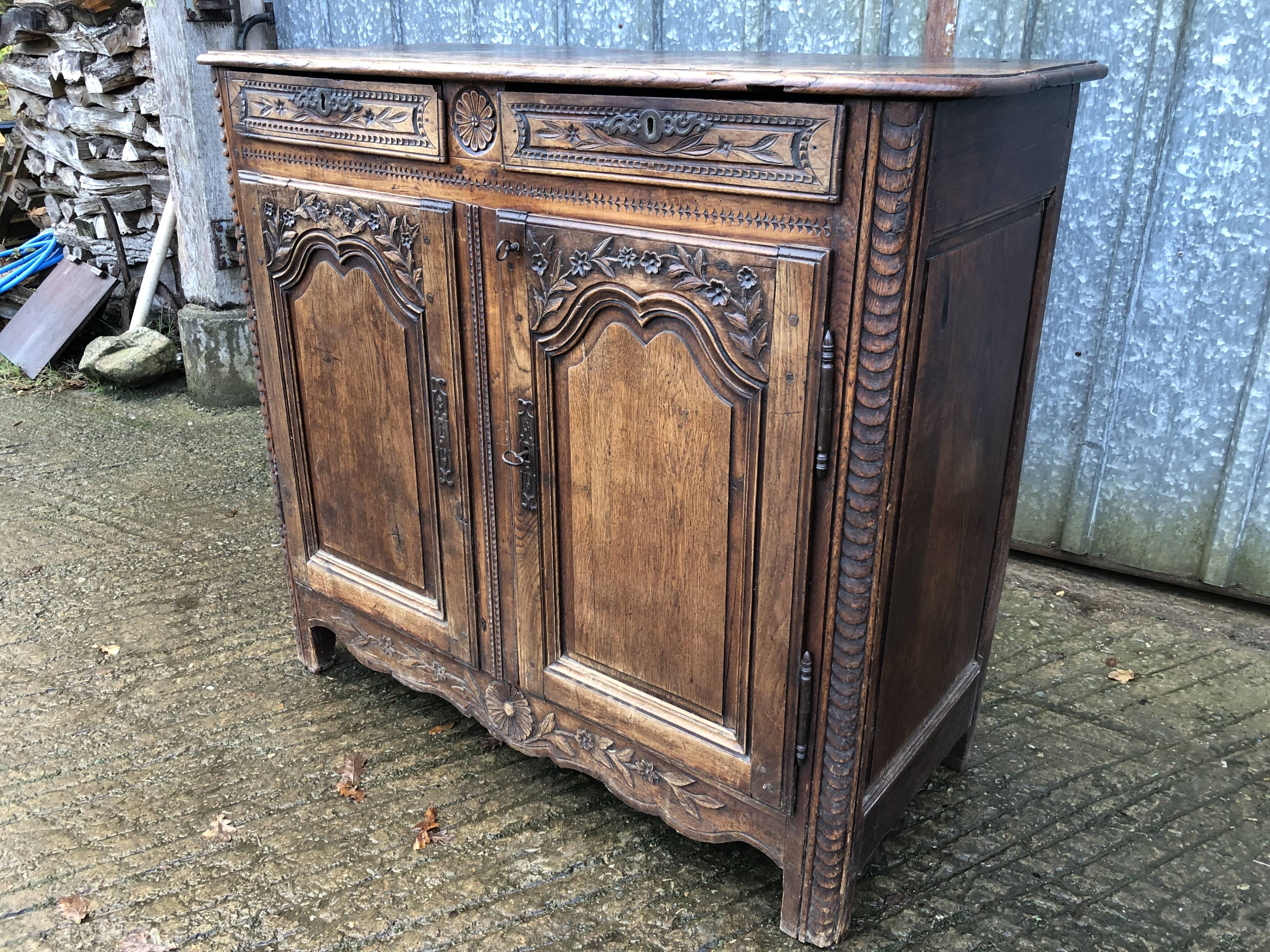 Buffet Louis XV ancien en chêne massif à 2 tiroirs et 2 portes