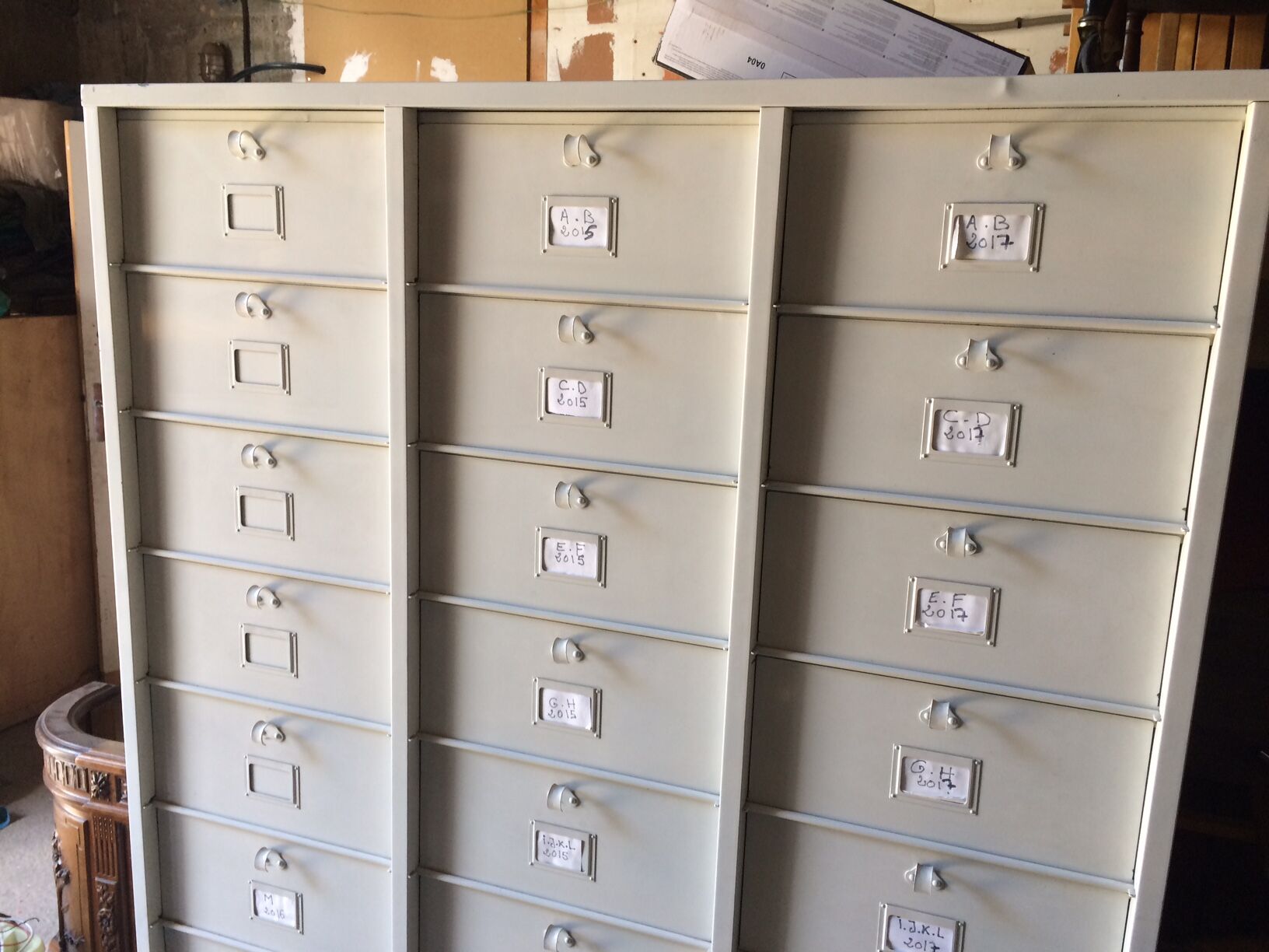 Armoire métallique blanc cassé avec 30 casiers à clapet intérieur vert forêt