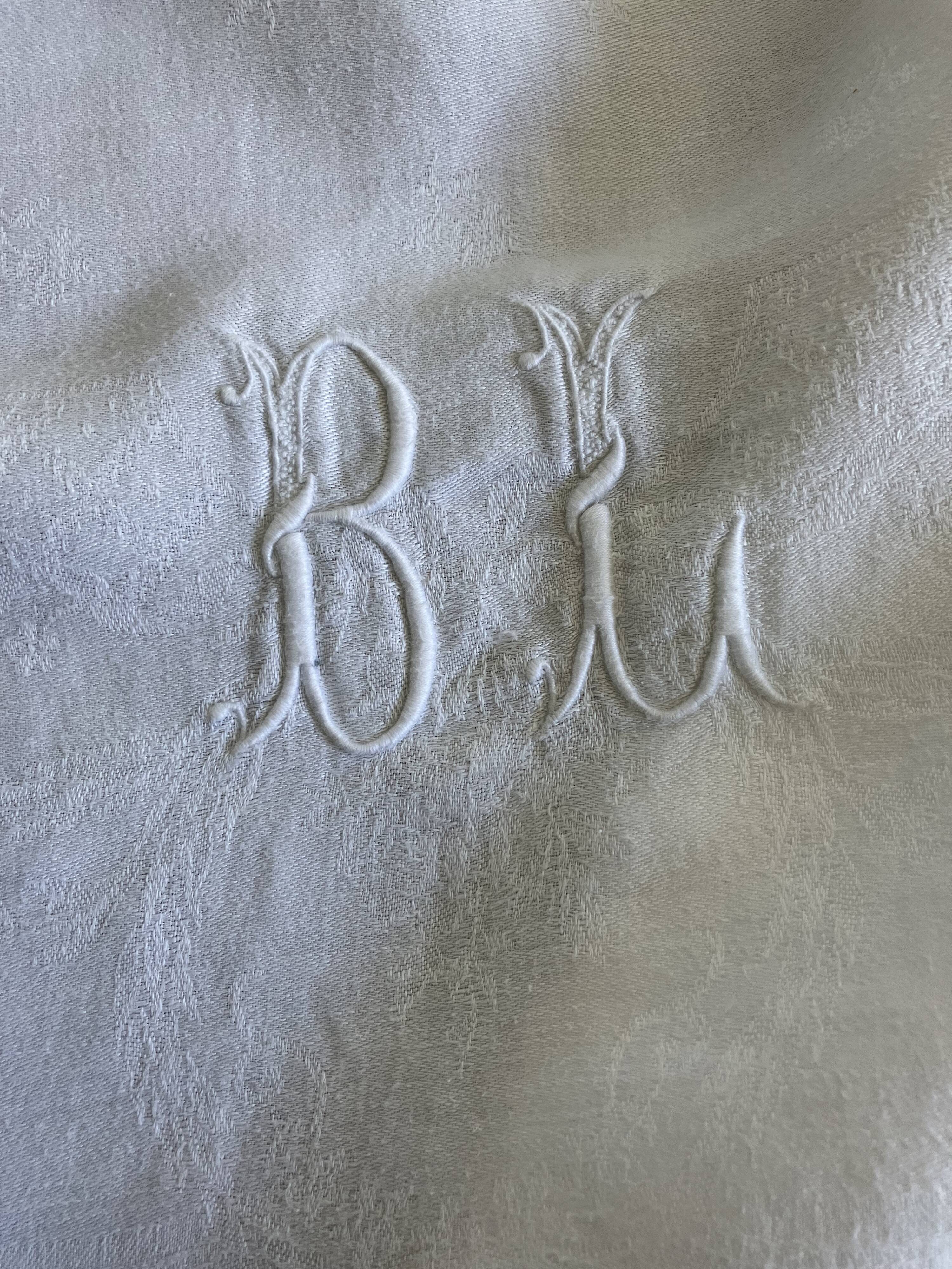 Nappe damassée, double monogramme