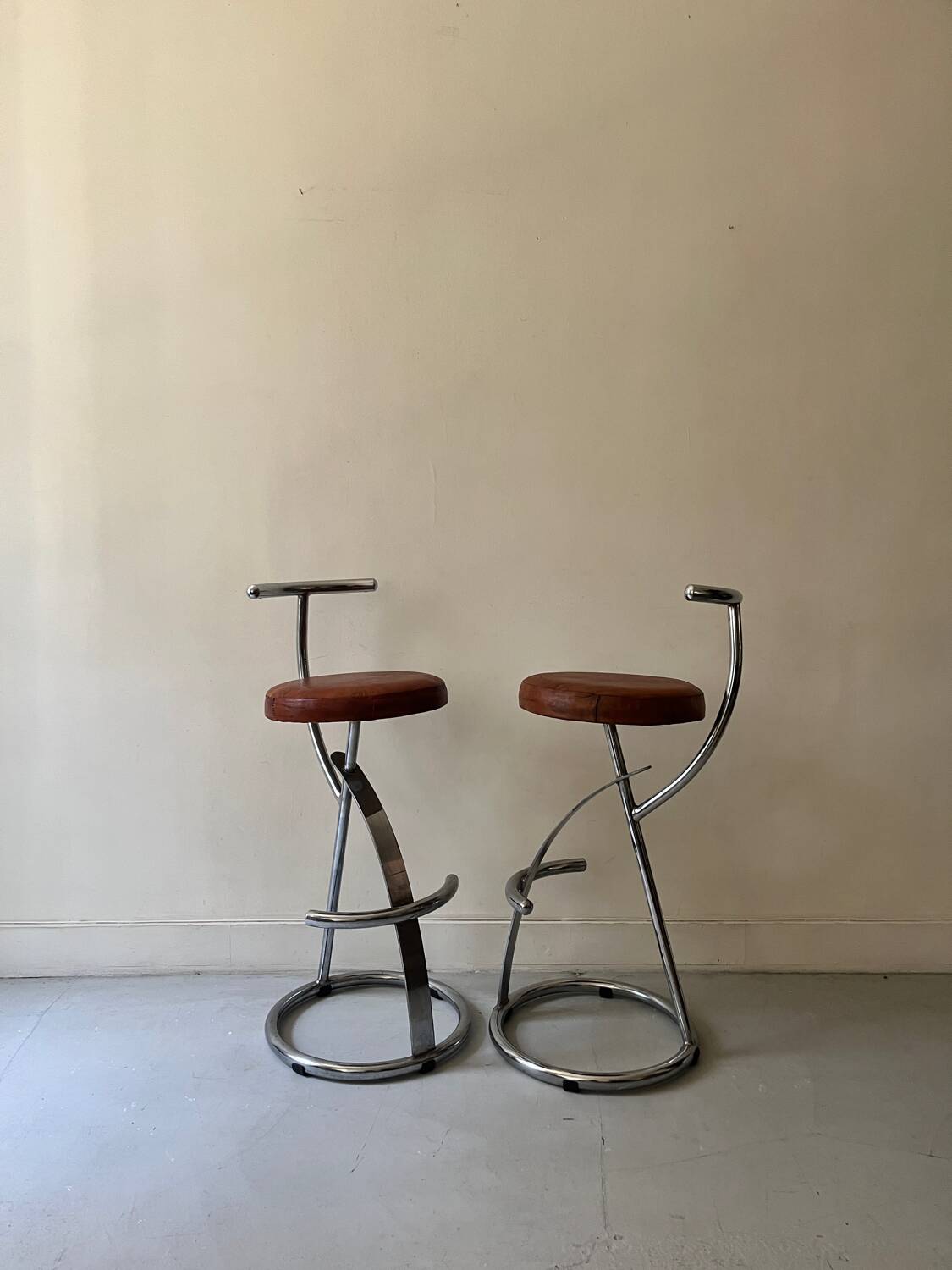Bar stools in tubular chrome and tan leather, 1970s