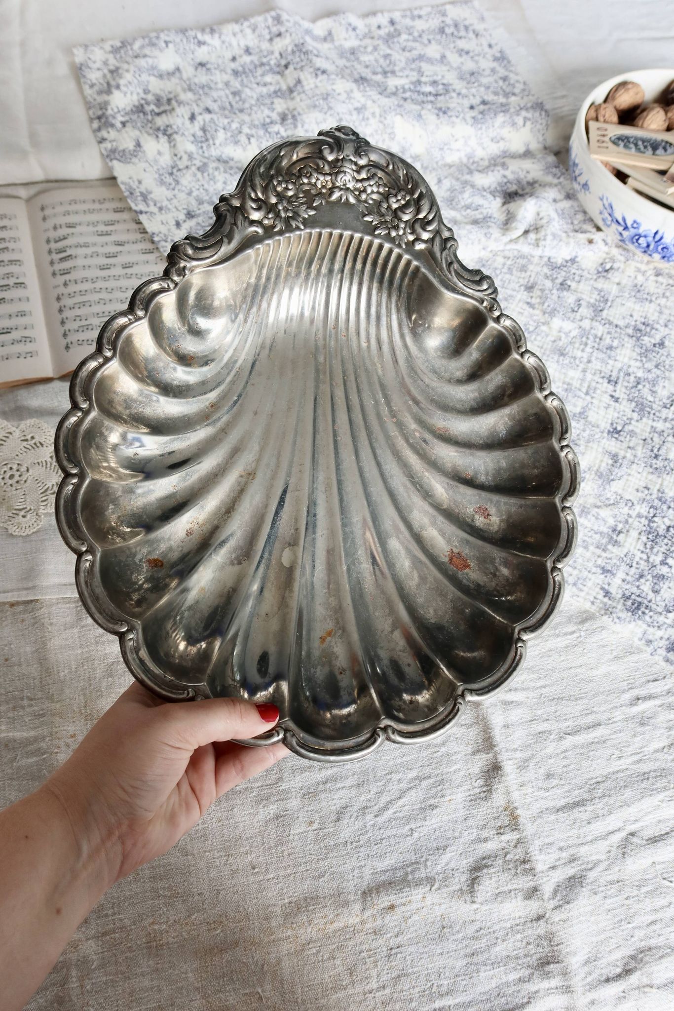 Large vintage shell-shaped platter in shiny silver-plated metal.