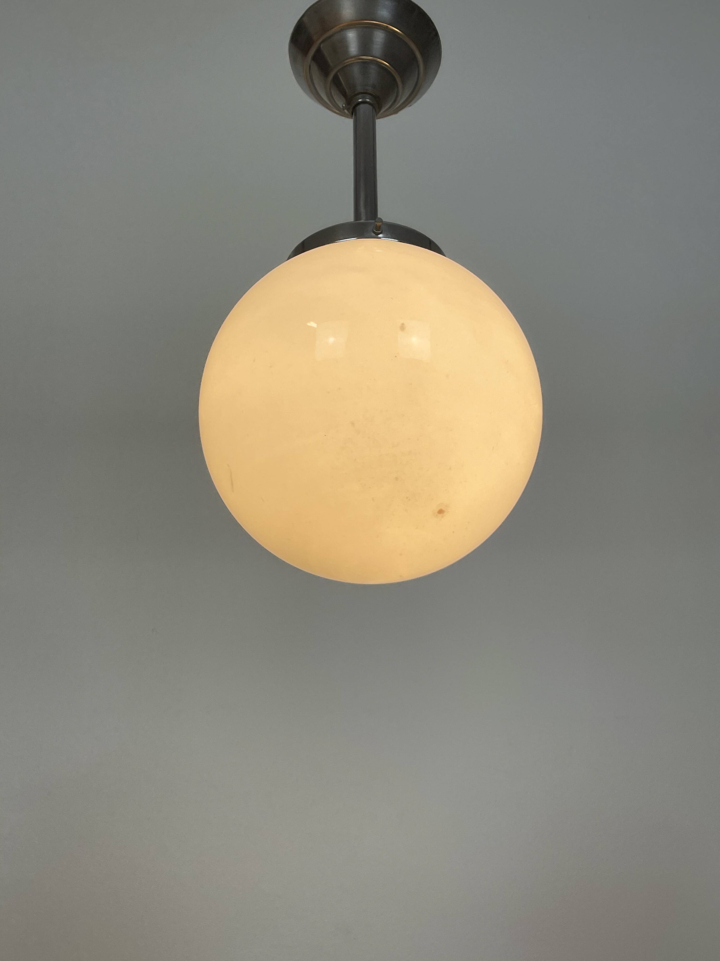 Plafonnier Art Déco alu et verre opalin