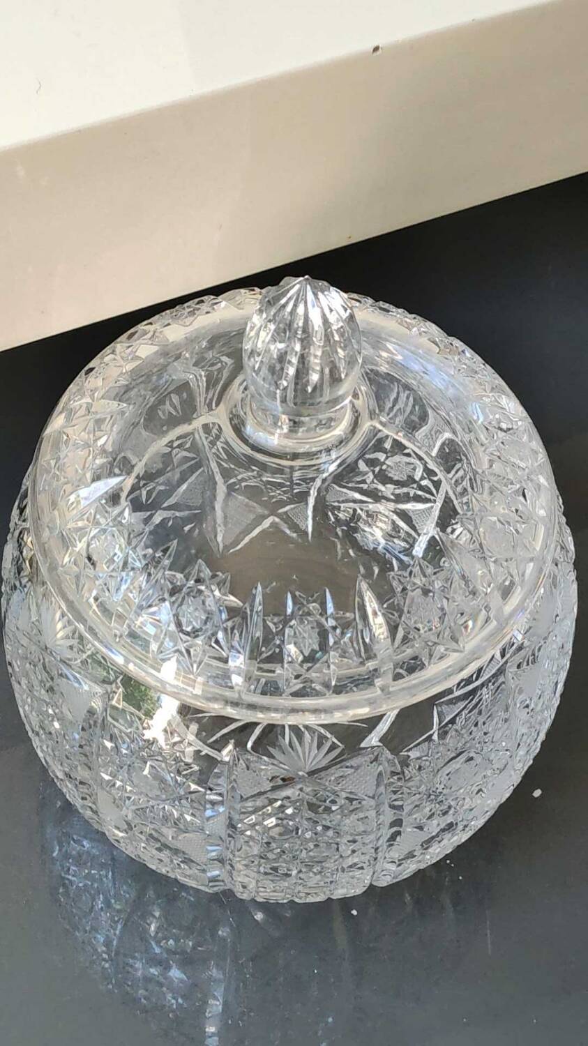 Vintage candy box/Drageoir in finely cut Bohemian crystal. Sophisticated star/brass patterns. Size 20 x 16 cm