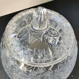 Vintage candy box/Drageoir in finely cut Bohemian crystal. Sophisticated star/brass patterns. Size 20 x 16 cm