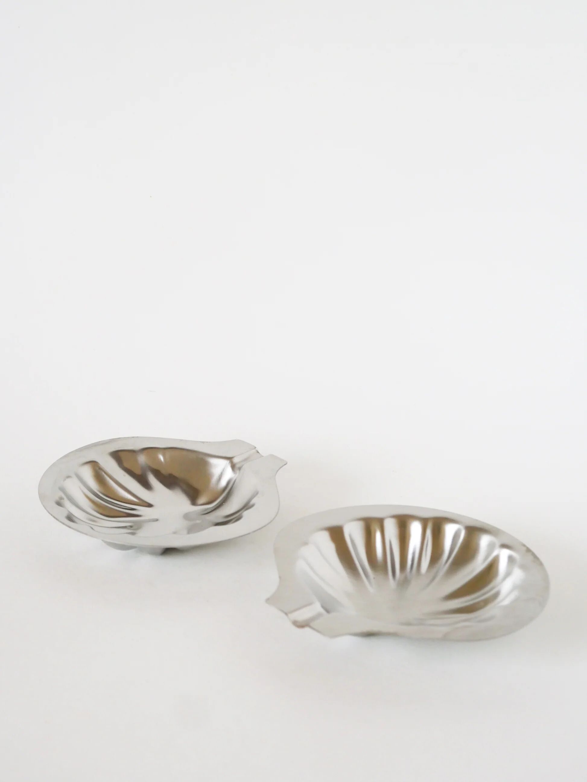 Paire de vide-poches coquillages en inox, design, 1970