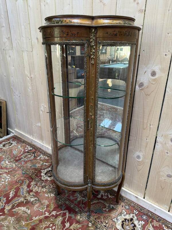 Vitrine galbée de style Louis XVen bois peint et bronze