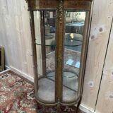 Vitrine galbée de style Louis XVen bois peint et bronze