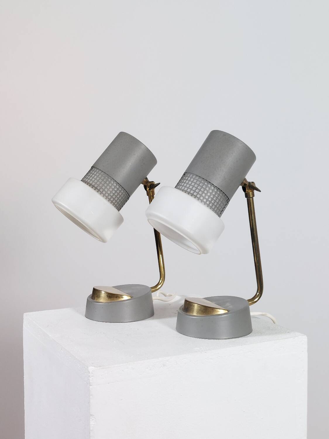 Lampes de chevet vintage milieu du siècle, lampes de table en verre opale et laiton.