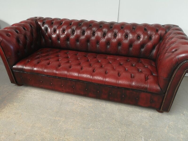 Canapé Chesterfield cuir rouge capitonné