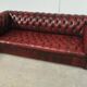 Canapé Chesterfield cuir rouge capitonné