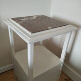 Table de nuit blanche avec dessus marbre rouge