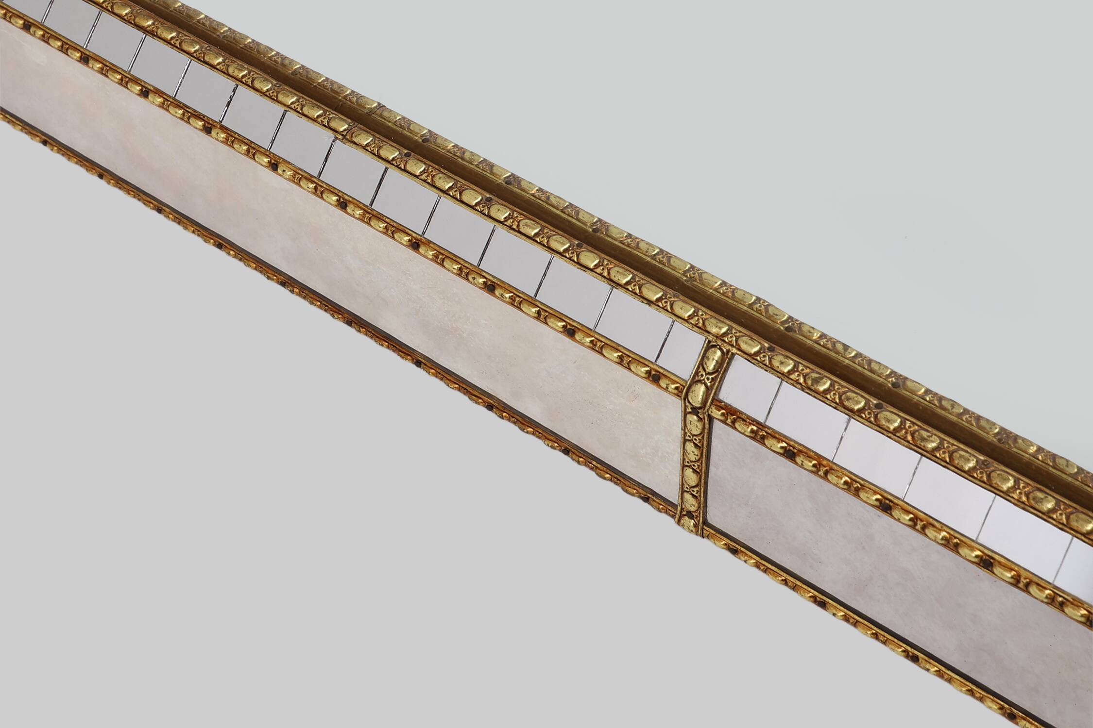 Grand miroir vénitien en mosaïque trapèze du XXe siècle avec guirlandes en laiton