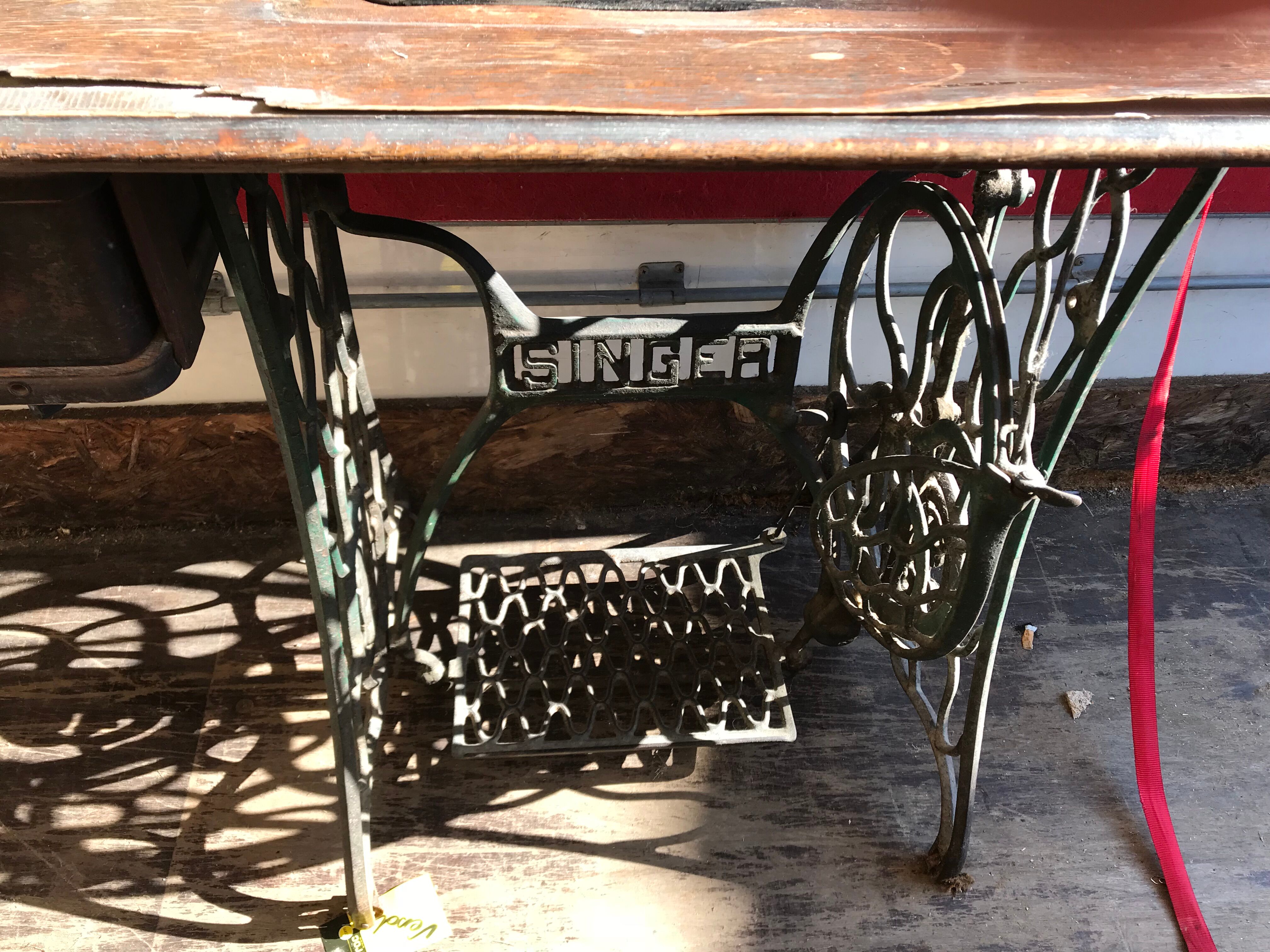 Sewing machine singer