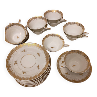 Tea/coffee cups with saucers.