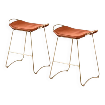 Pair of tobacco-coloured bar stools Hug with brass finishes.