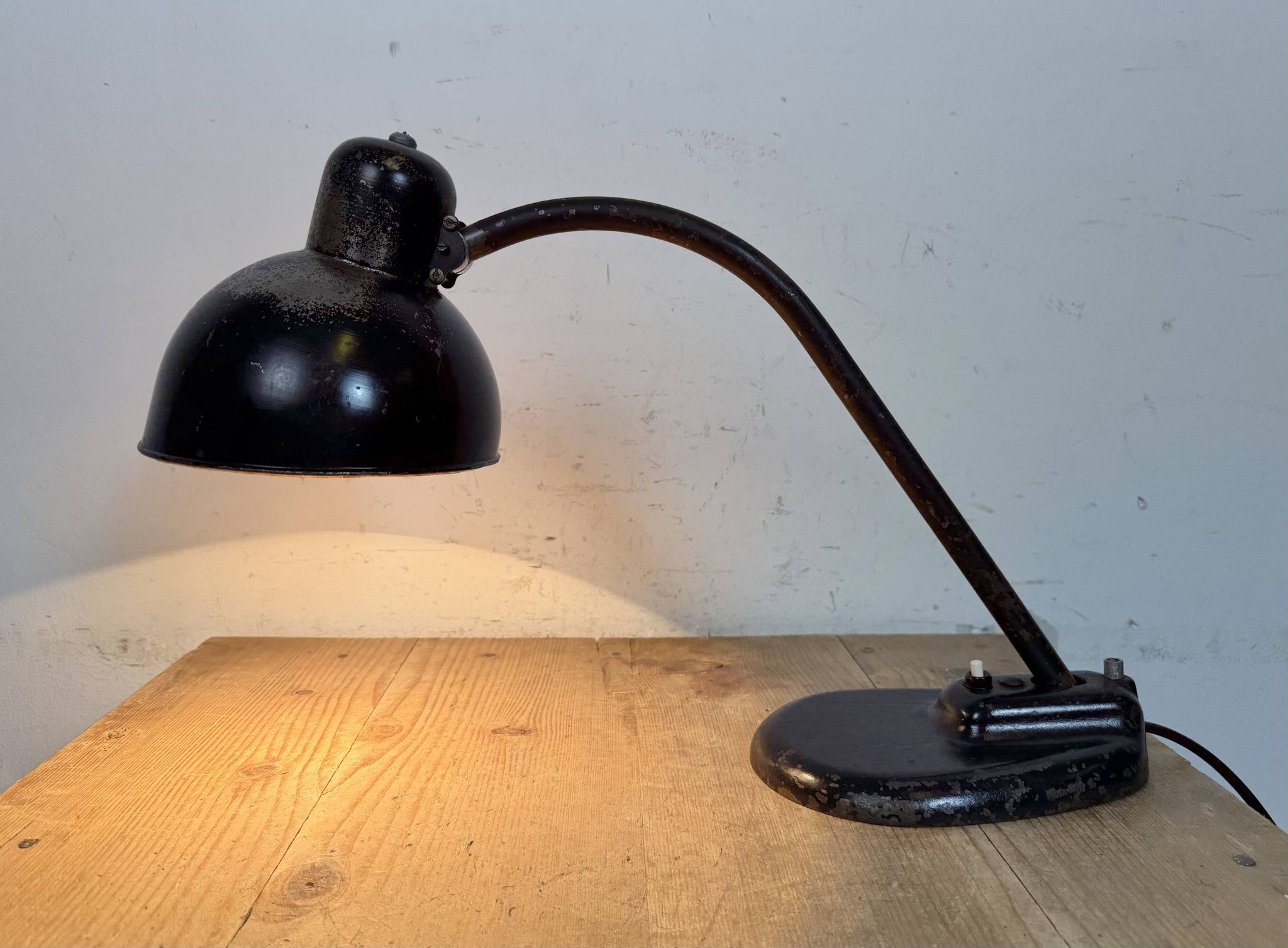 Lampe de table industrielle Bauhaus noire, années 1930