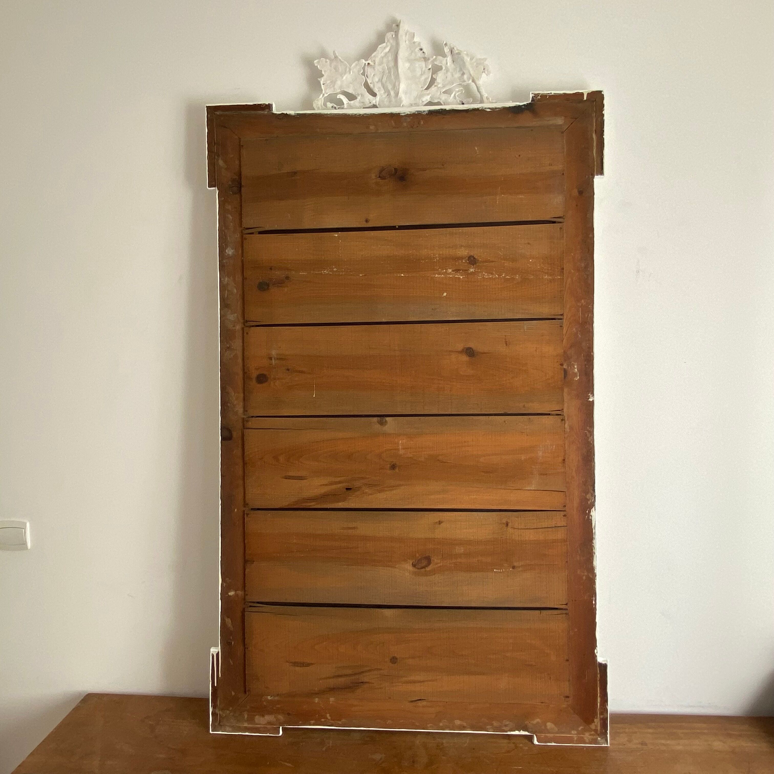Miroir fin 19ème avec fronton décoré. 160x90.