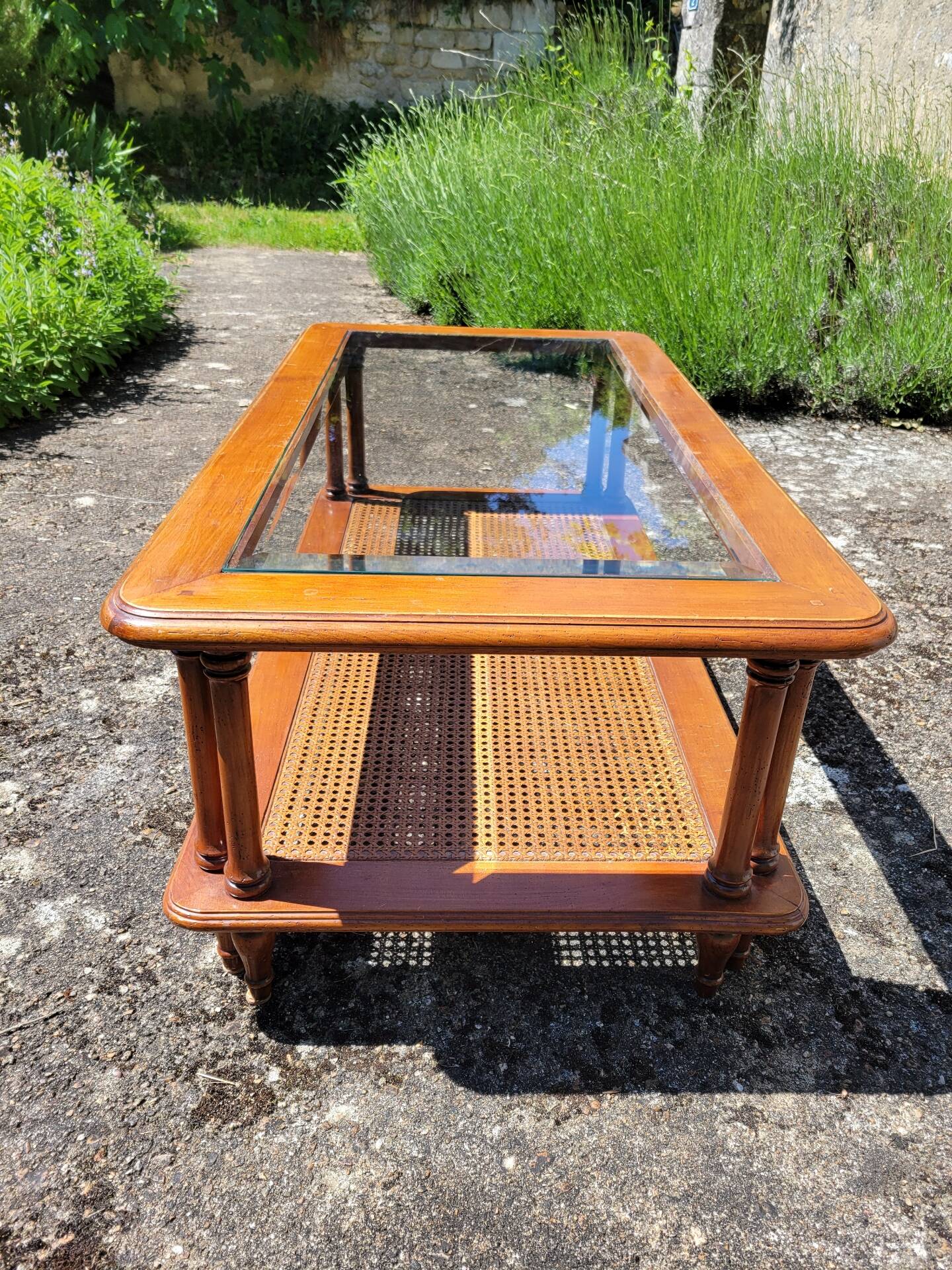 Table basse en merisier, verre et cannage