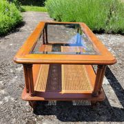 Table basse en merisier, verre et cannage