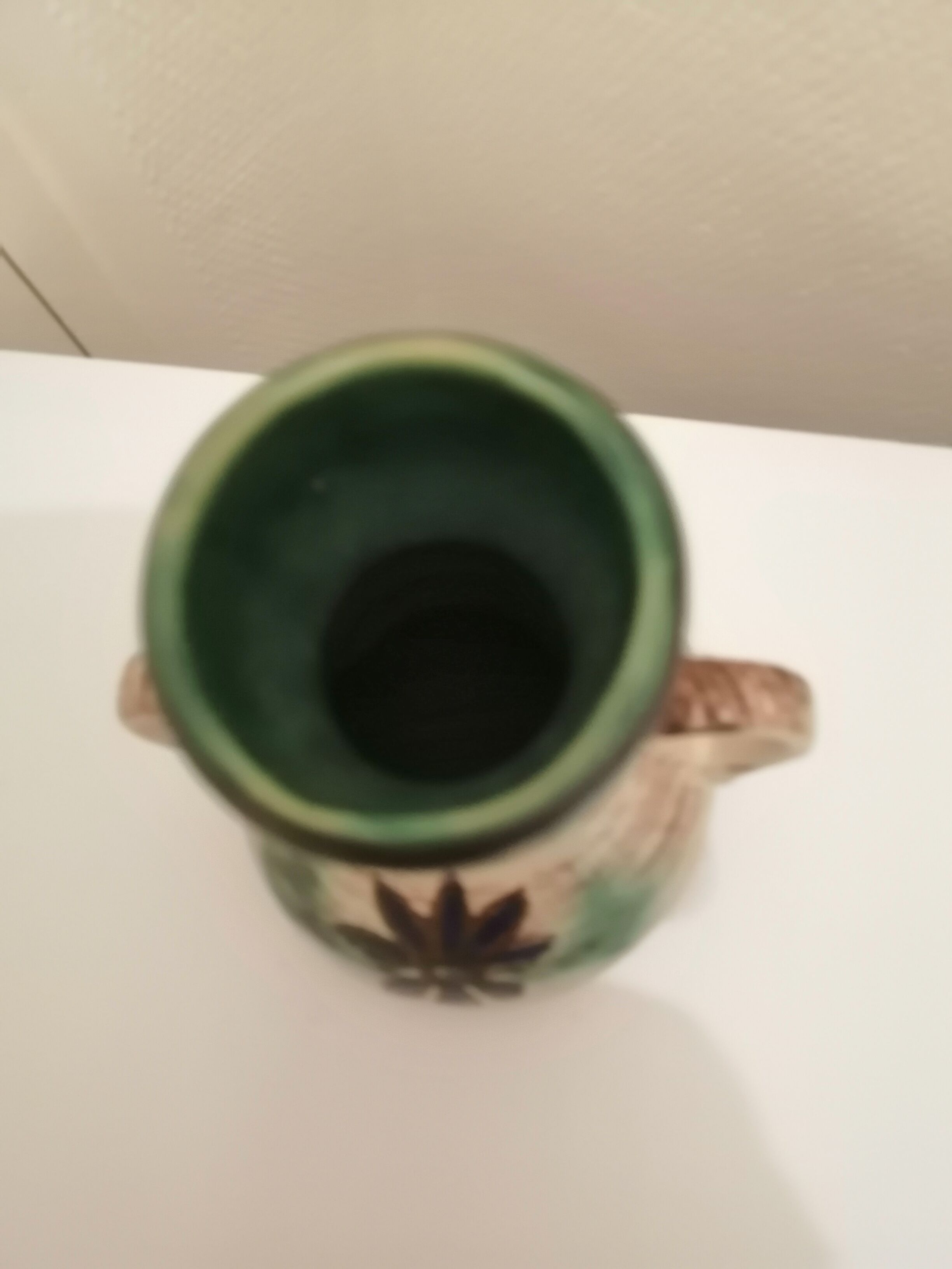 Vase en terre cuite peint a la main