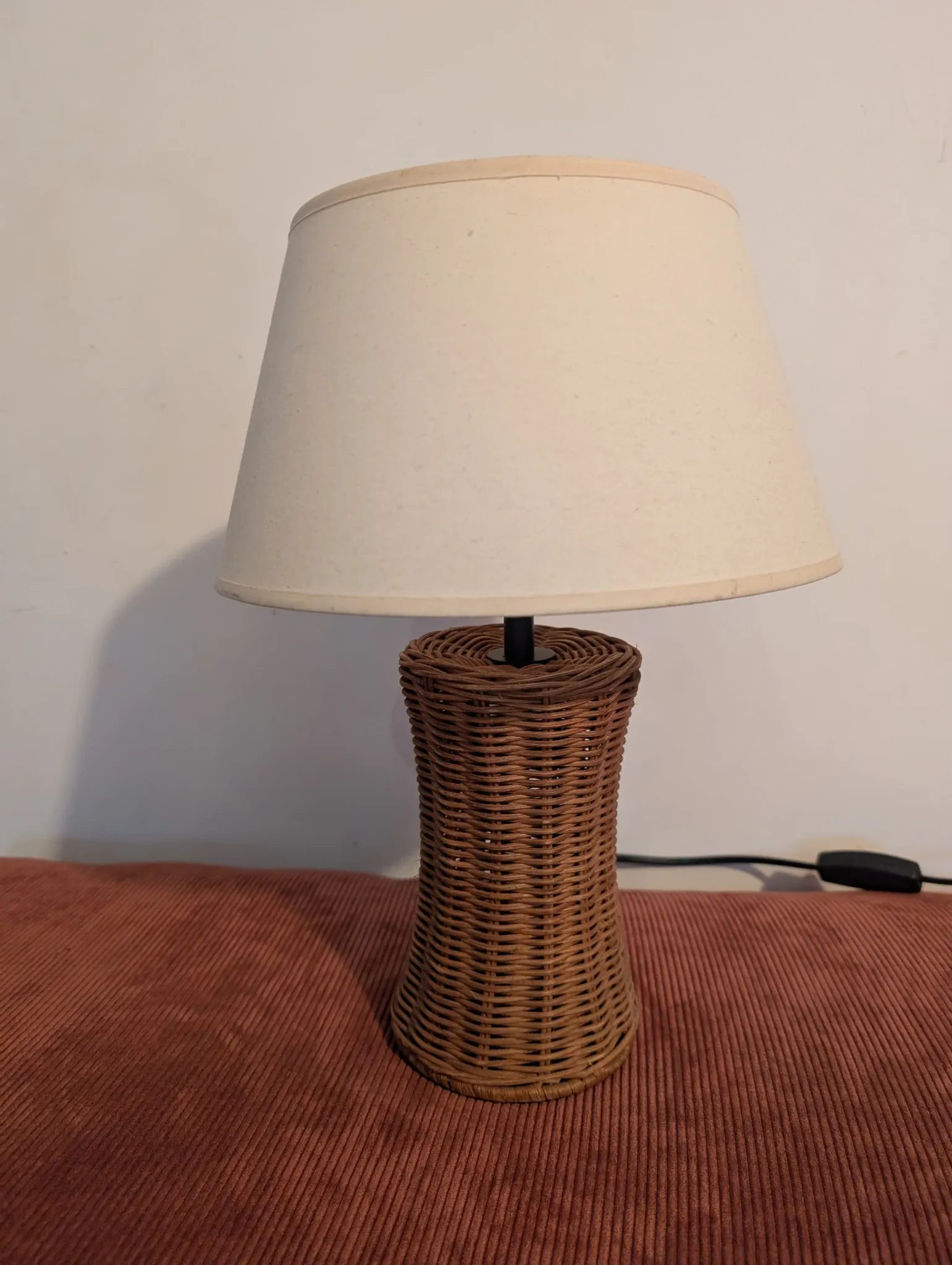Vintage table lamp in woven rattan, honey colour & beige lampshade –