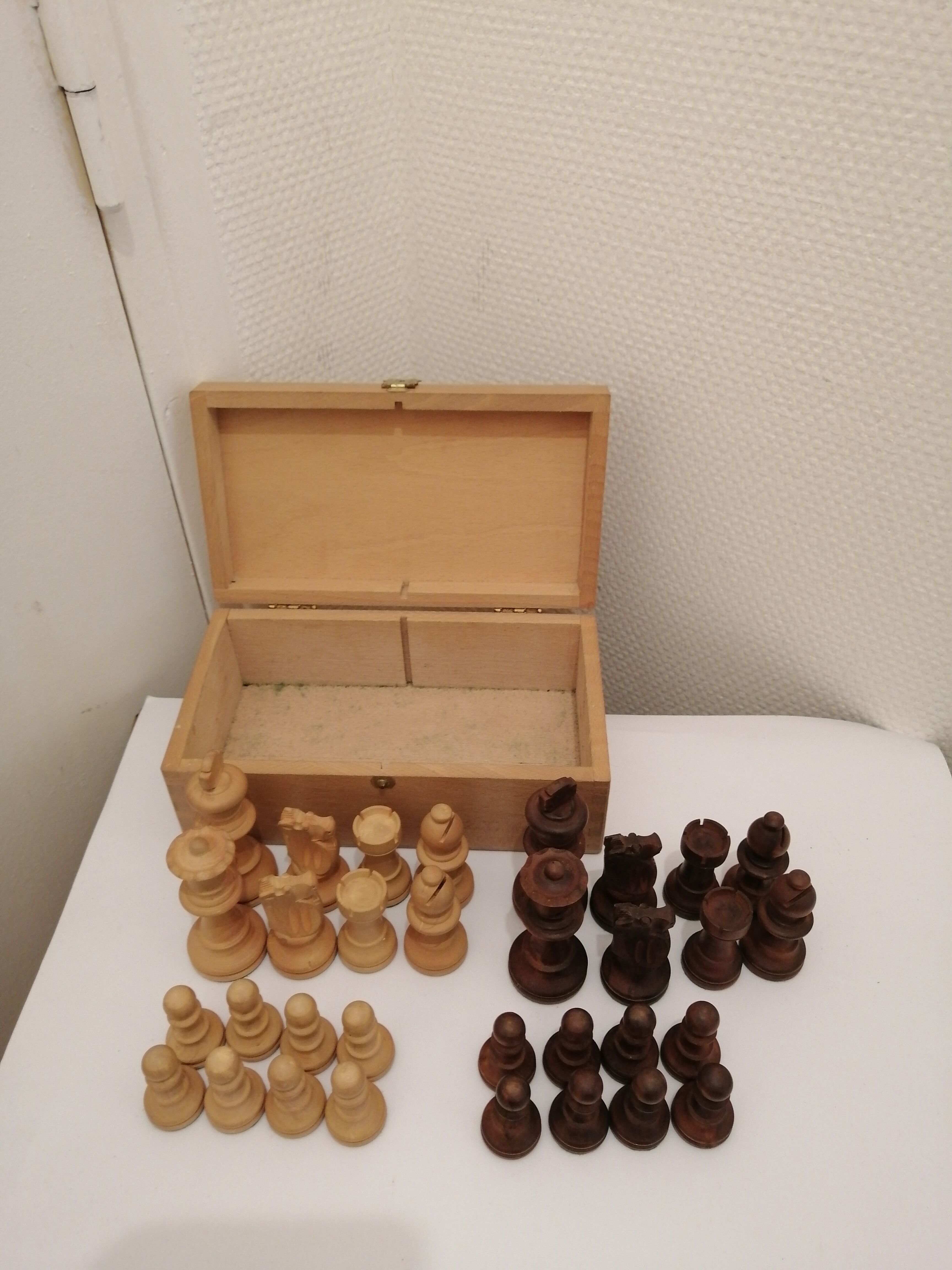 Box of 32 boxwood chess pawns