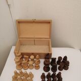 Box of 32 boxwood chess pawns