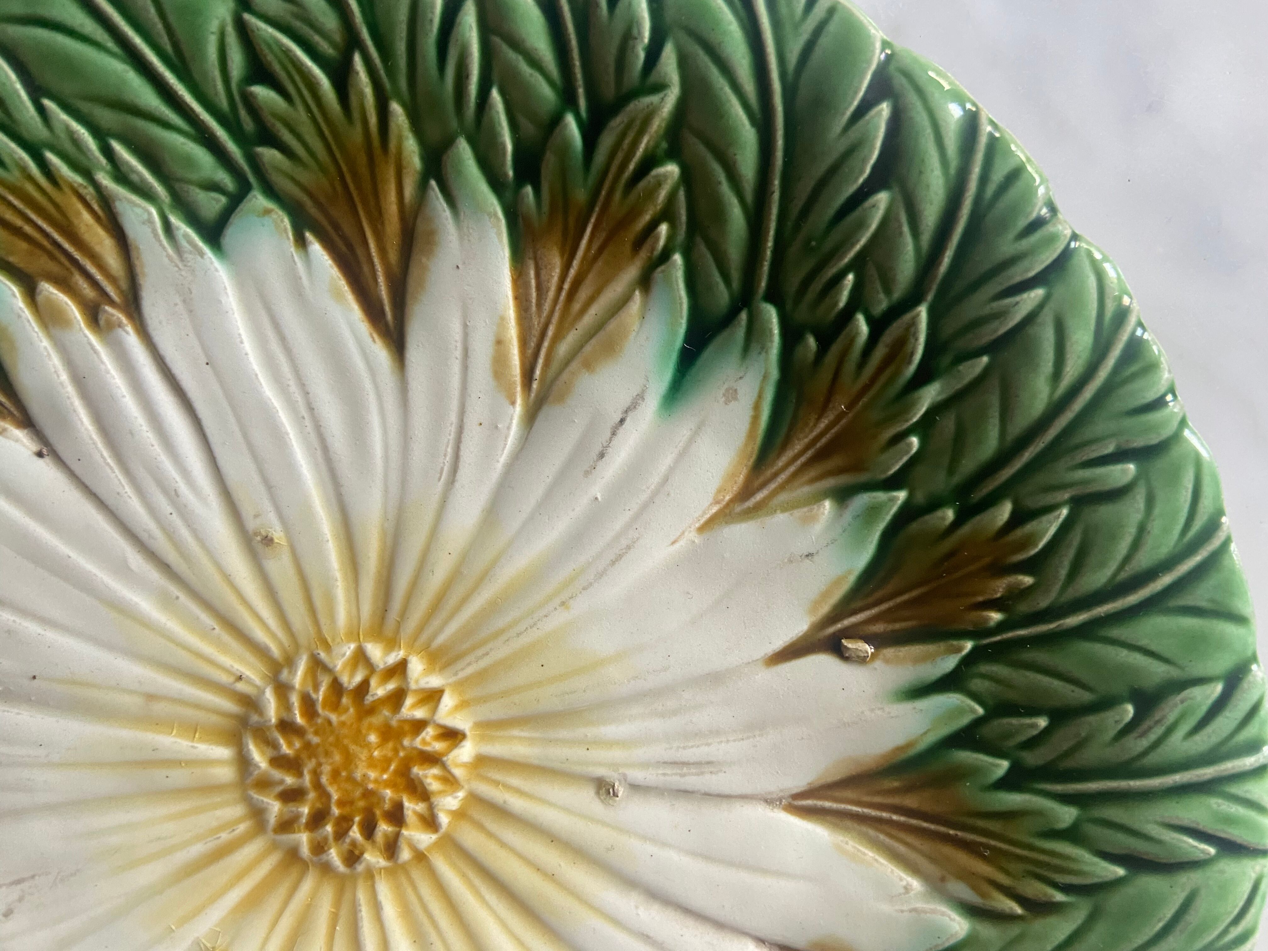 Série de 6 assiettes marguerite en barbotine vers 1880
