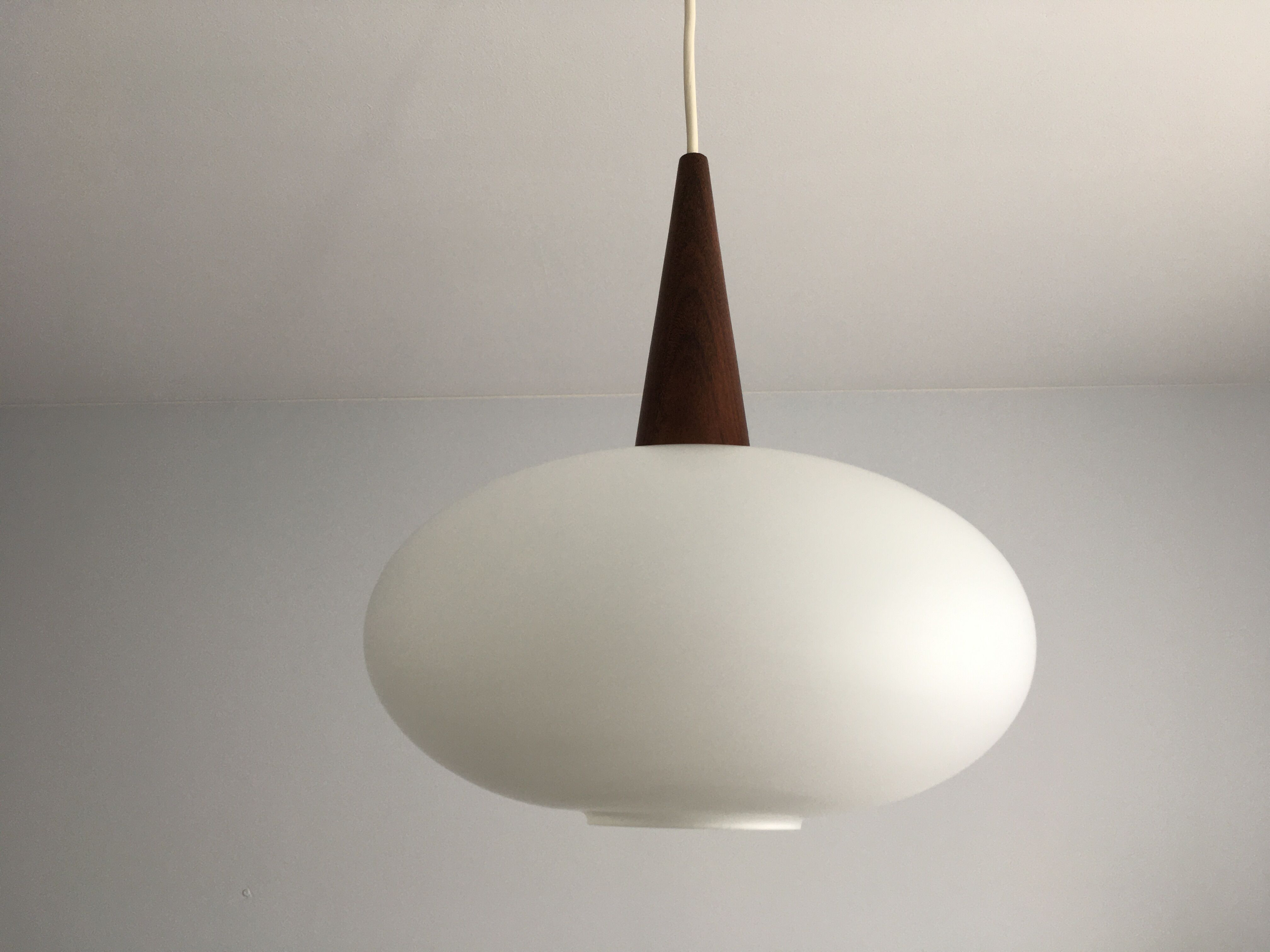 Hanging Philips Louis Kalff opaline 60s