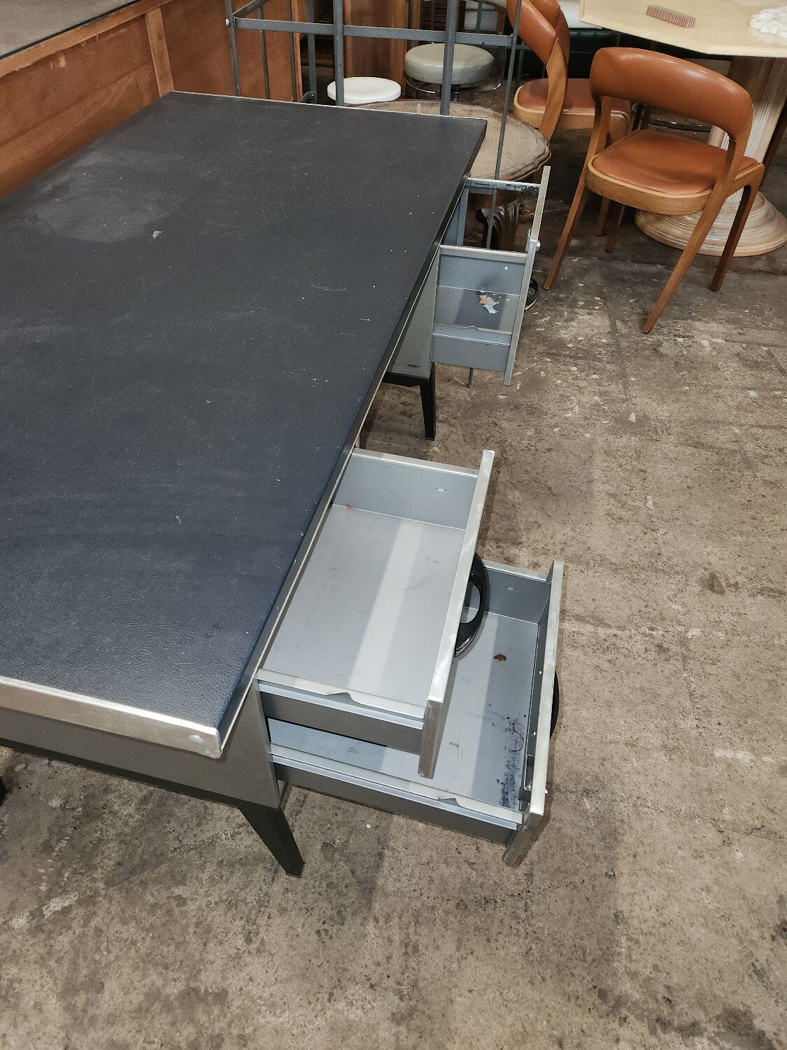 Metal desk of the 60s/70s and its chair