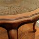 Table basse bois et cannage plateau verre
