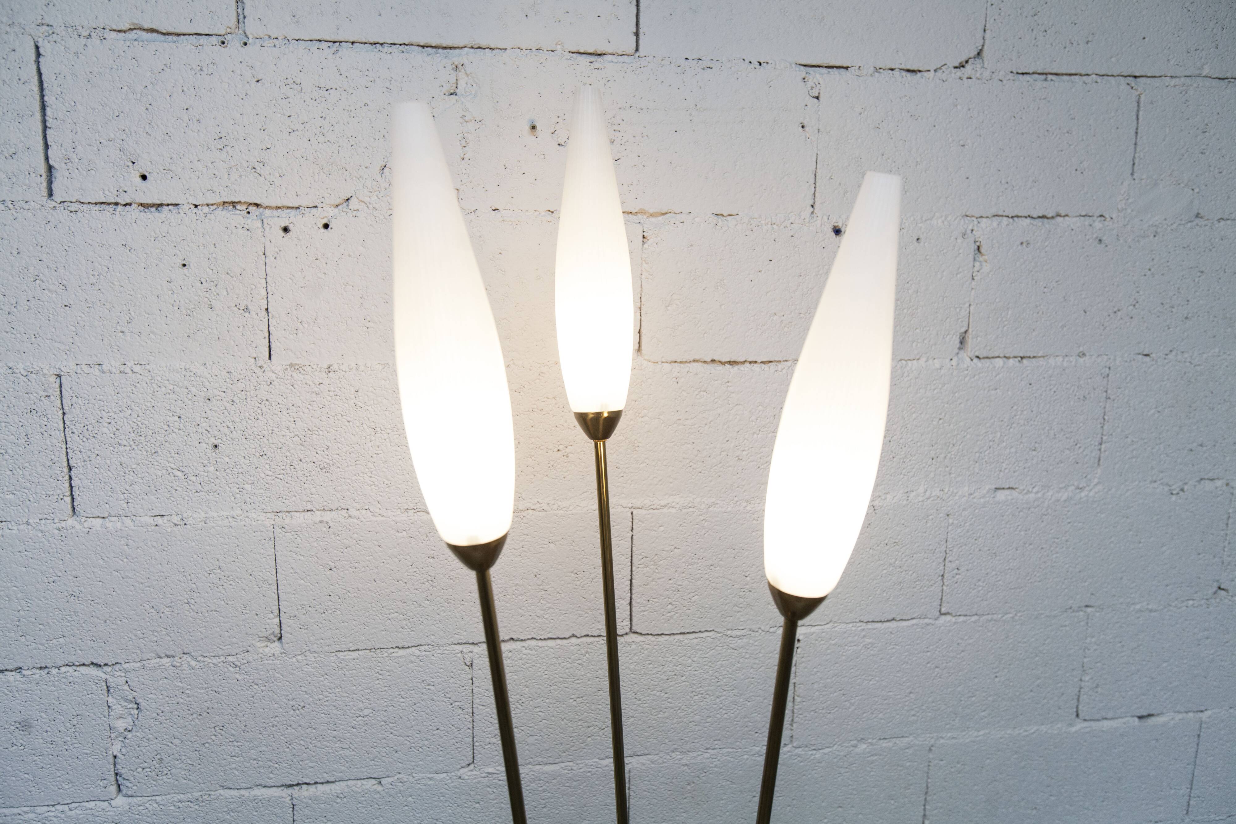 Lampadaire à 3 branches de 1960 laiton doré, fonte et opalines