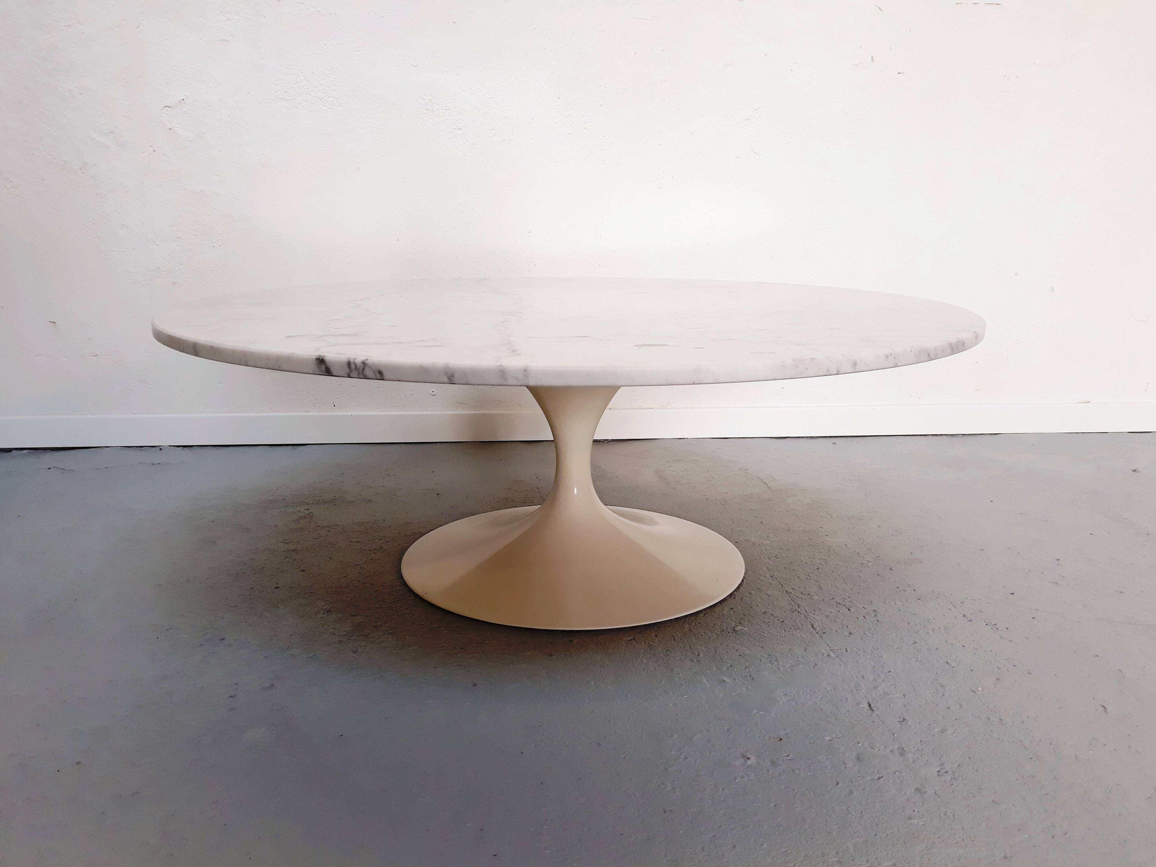 Tulip coffee table by Eero Saarinen for Knoll International