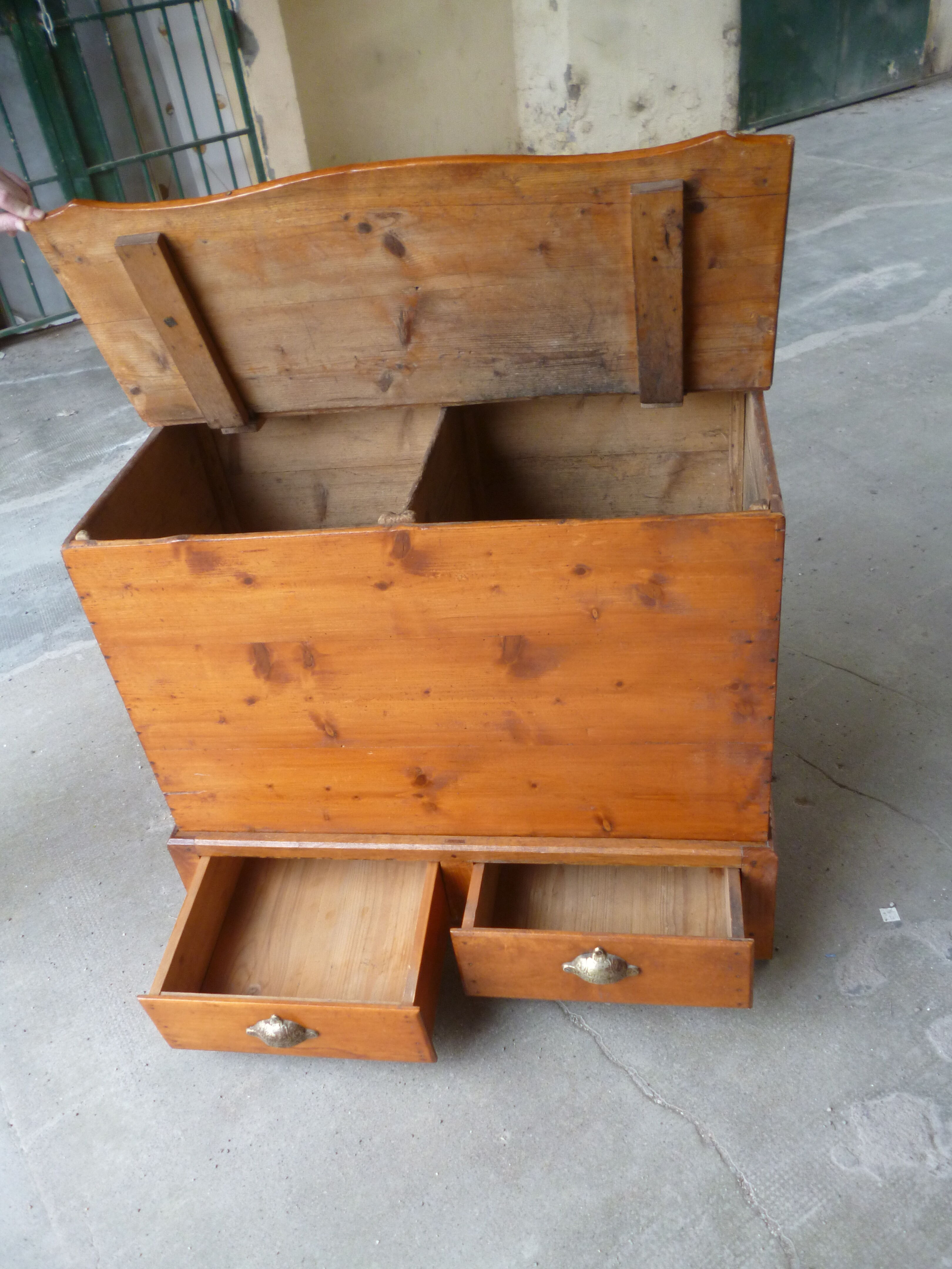 Wood chest