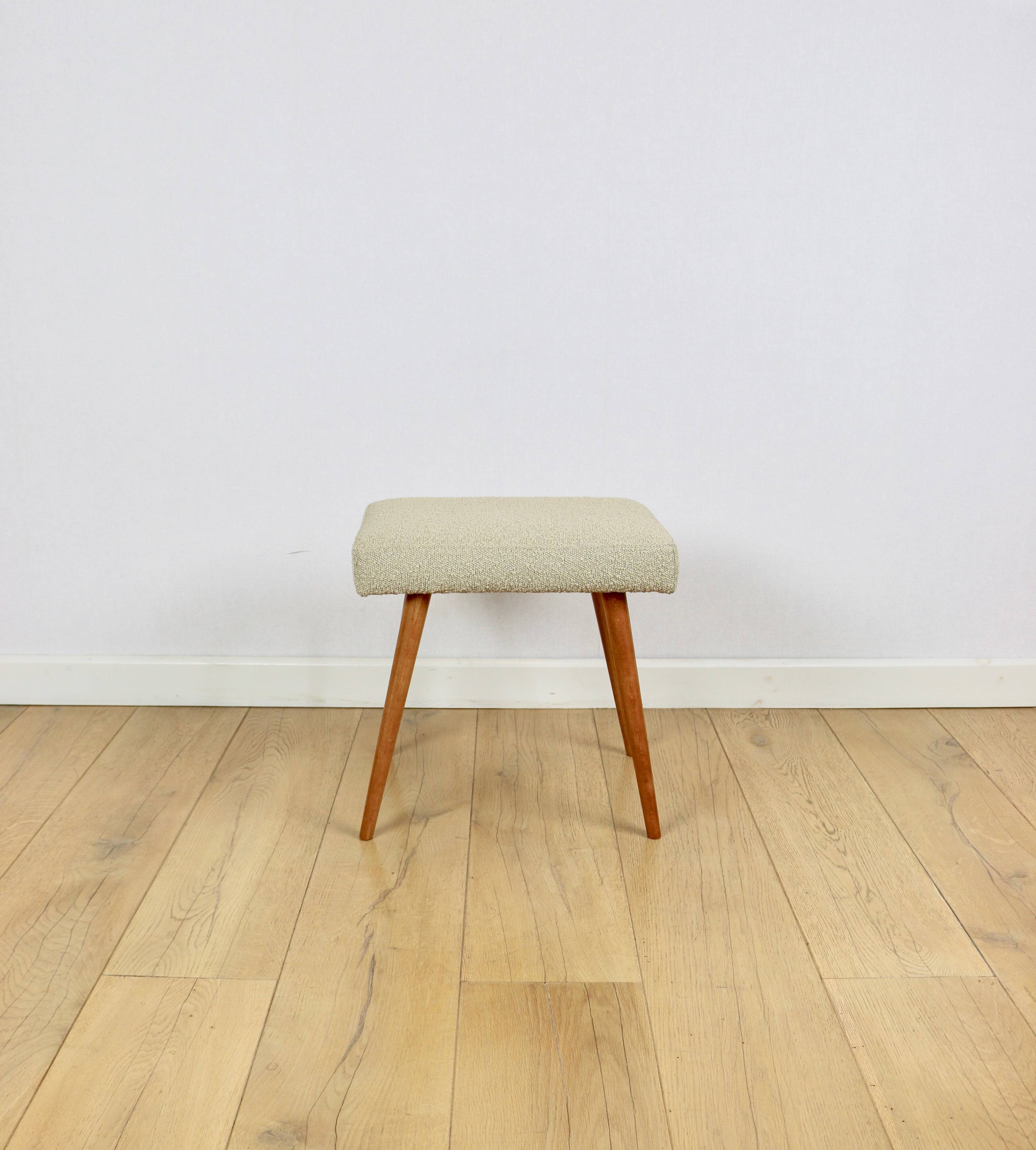 Tabouret en bouclé beige - pieds ronds en hêtre - 2 pièces disponibles