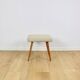 Tabouret en bouclé beige - pieds ronds en hêtre - 2 pièces disponibles