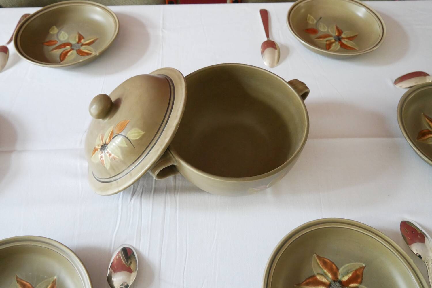 Lot 6 soup plates with soup tureens / Revernay art workshops service