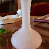 Petit vase en verre moulé