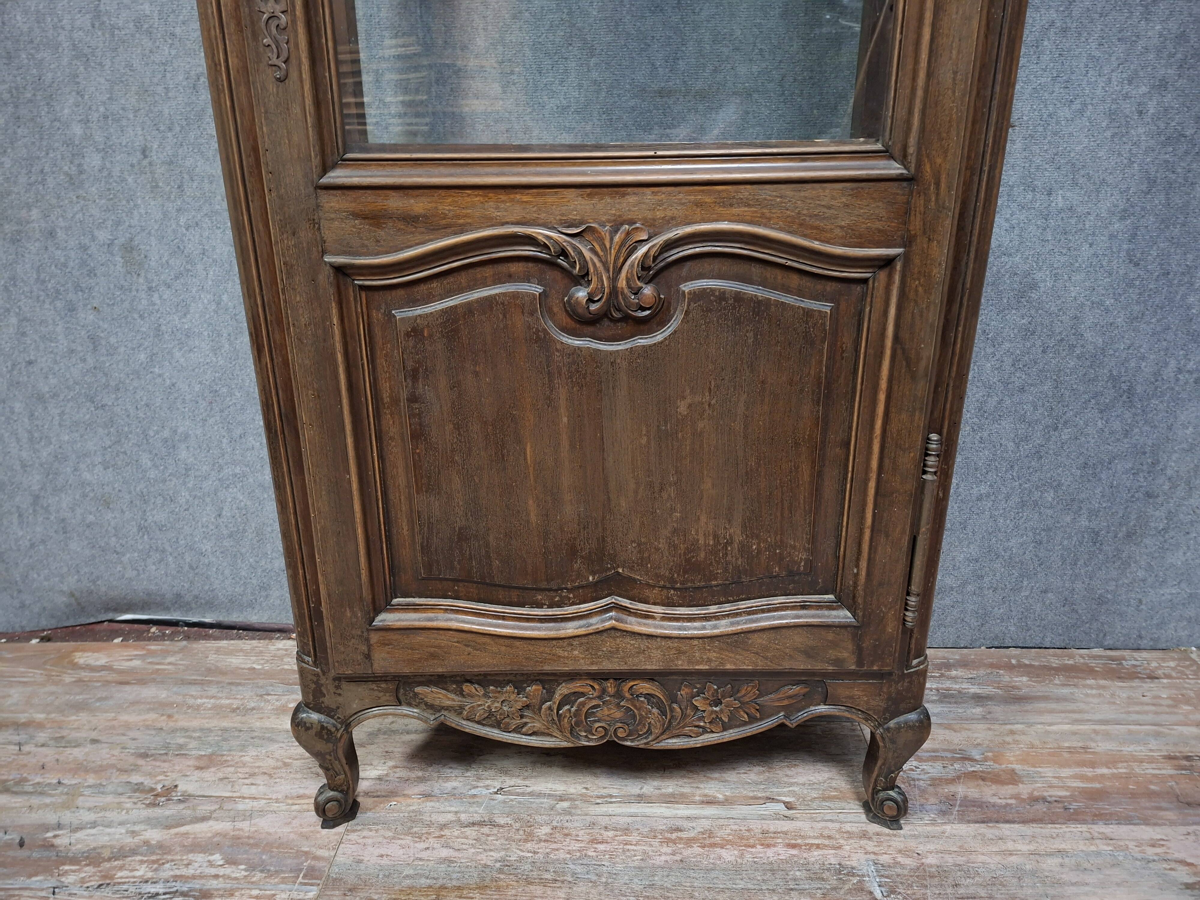 Vitrine de style Louis XV en noyer, travail français milieu du XXe siècle