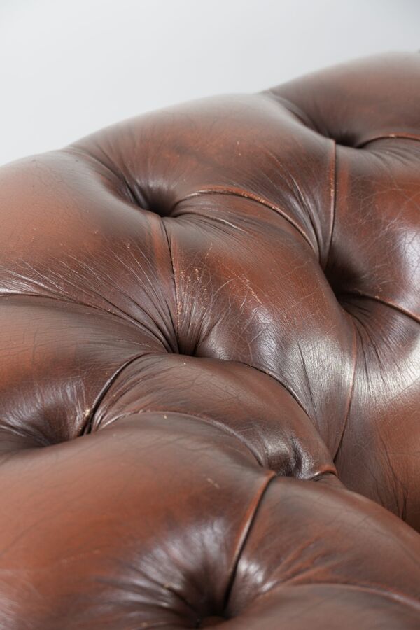 Canapé chesterfield 2,5 places en cuir de vachette vintage au look robuste