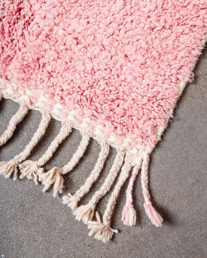Tapis berbère traditionnel en laine rose fait main