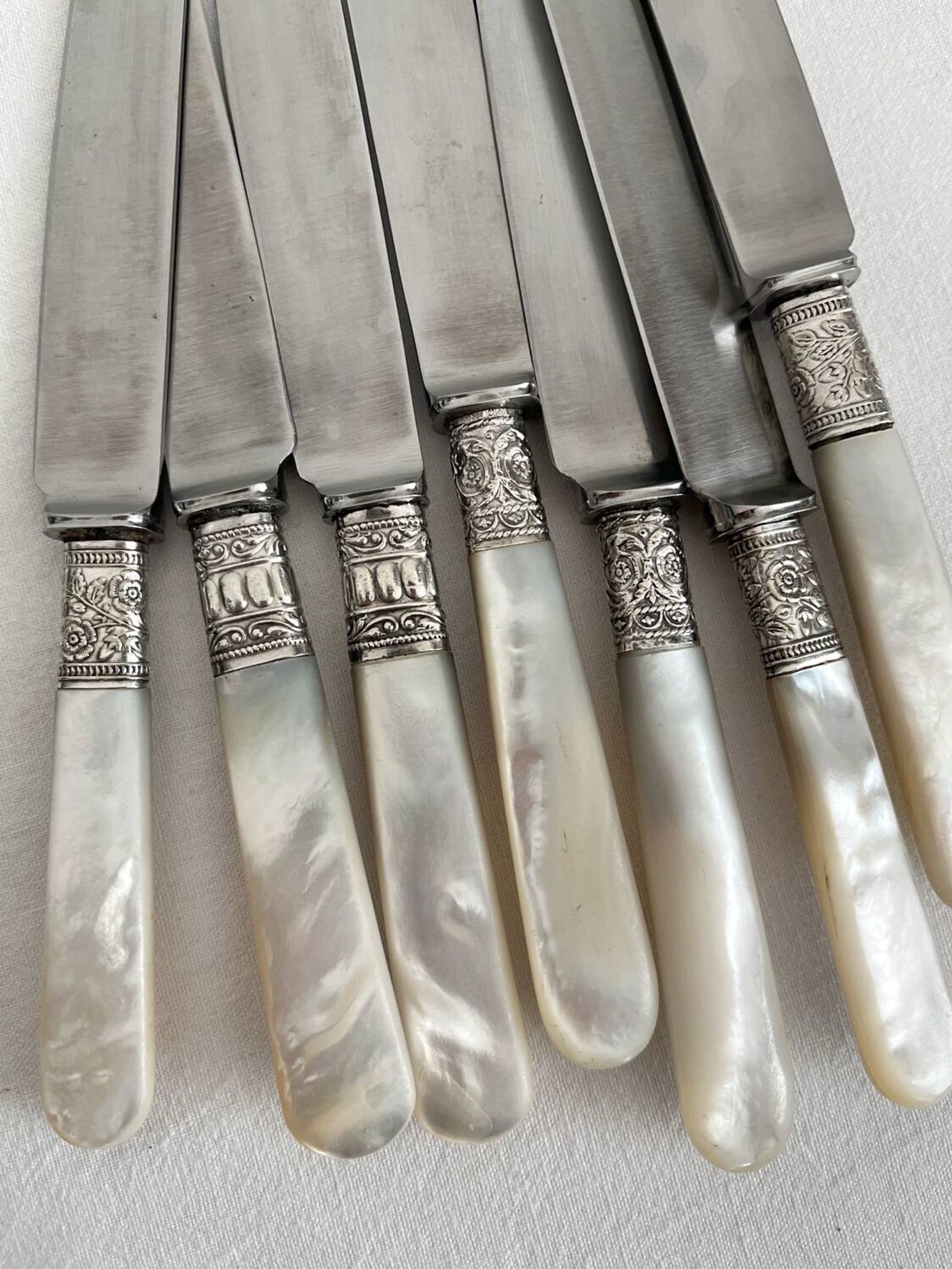 Antique table knives in mother-of-pearl and silver-plated metal