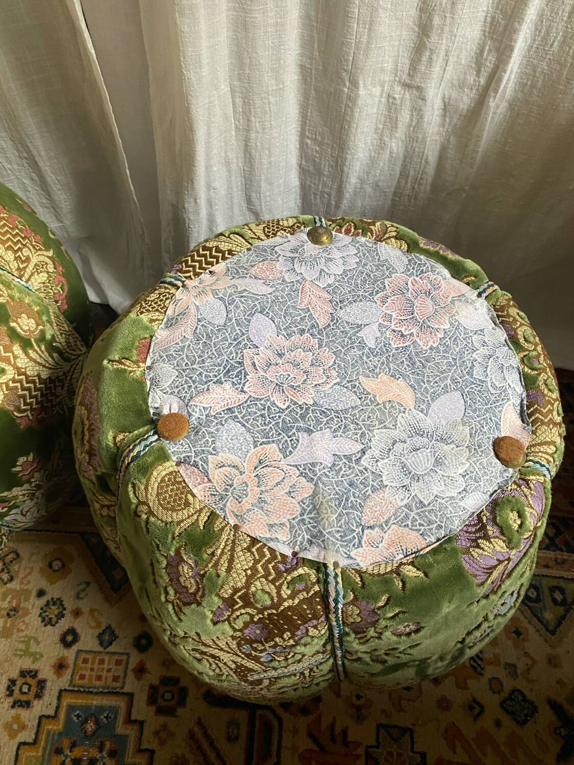 Duo de poufs en velours fleuri