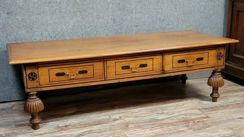 Very large English style coffee table in walnut from the 20th century