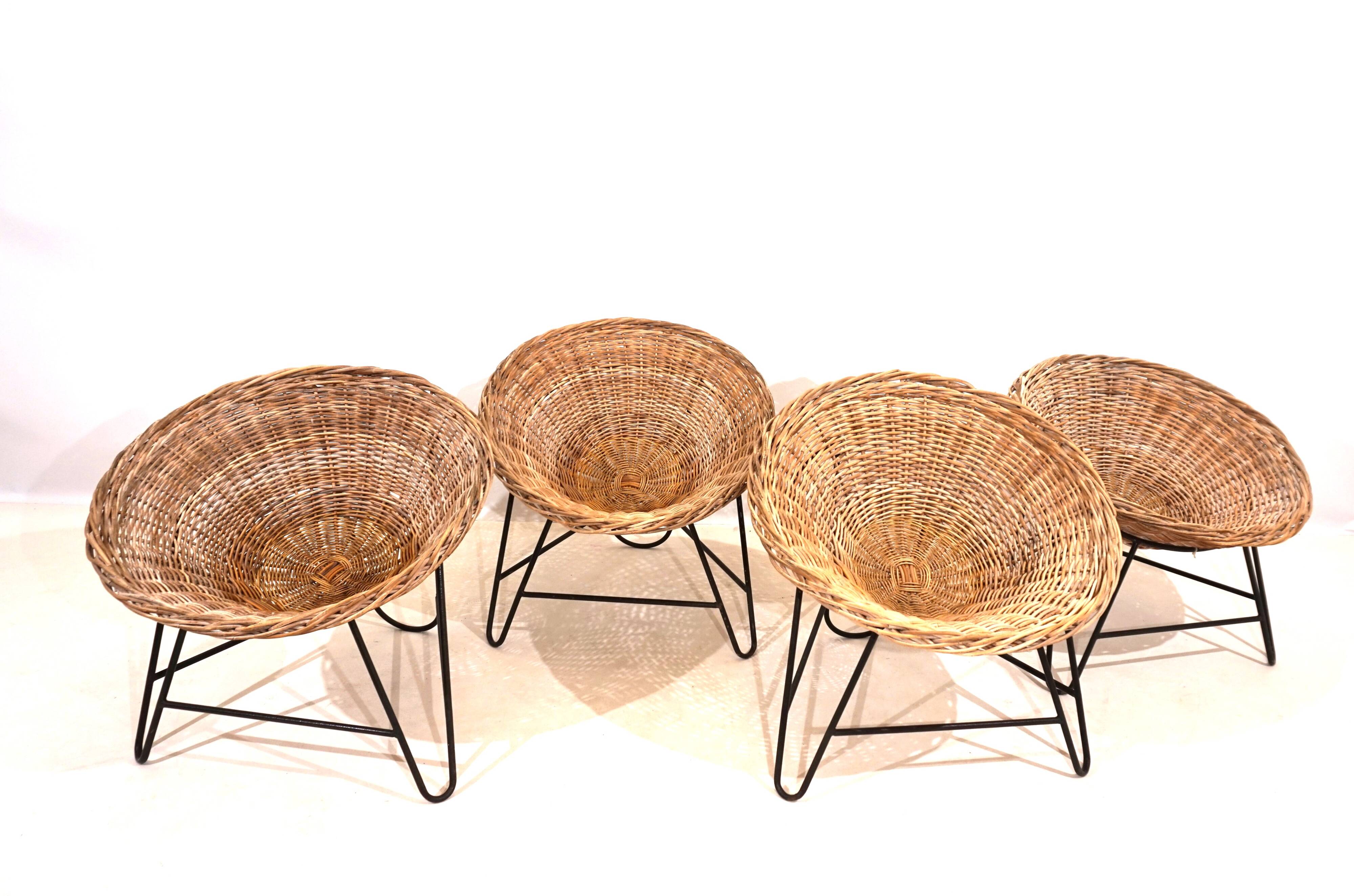 Suite de 4 chaises cosses en rotin années 60