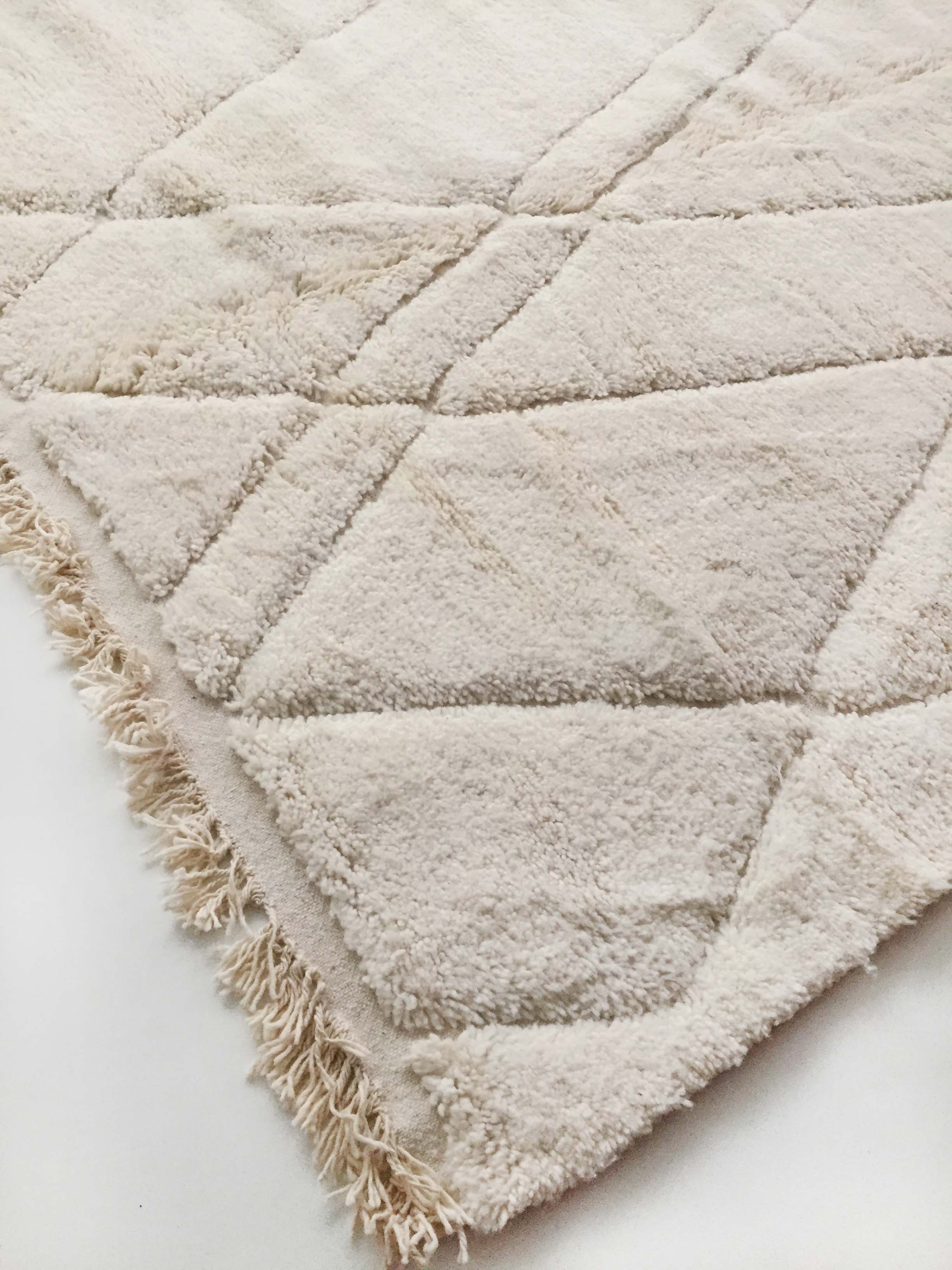 Moroccan Berber carpet blessed ouarain ecru plain with engraved diamonds 300x202cm