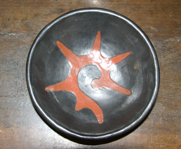 Coupelle en céramique noire et rouge