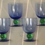 Verres à pieds vintage fins bleus et verts