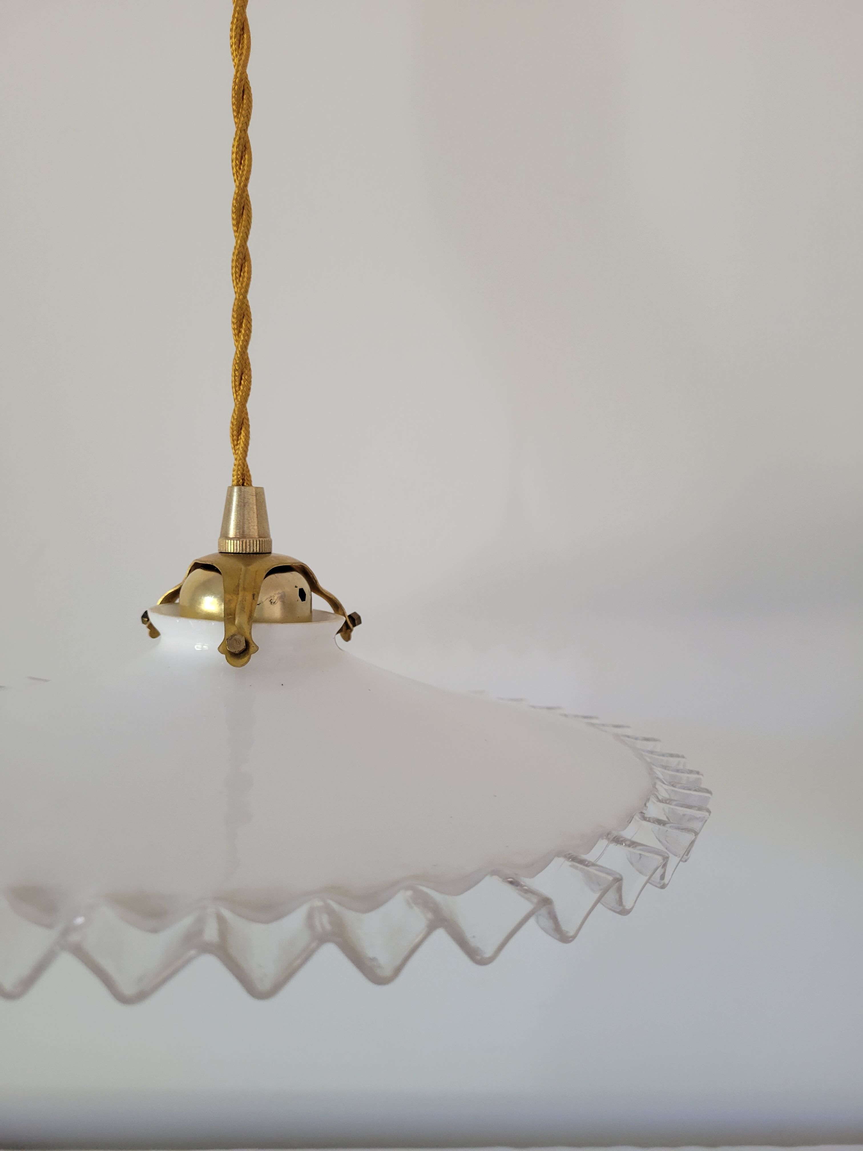 Serrated opaline suspension