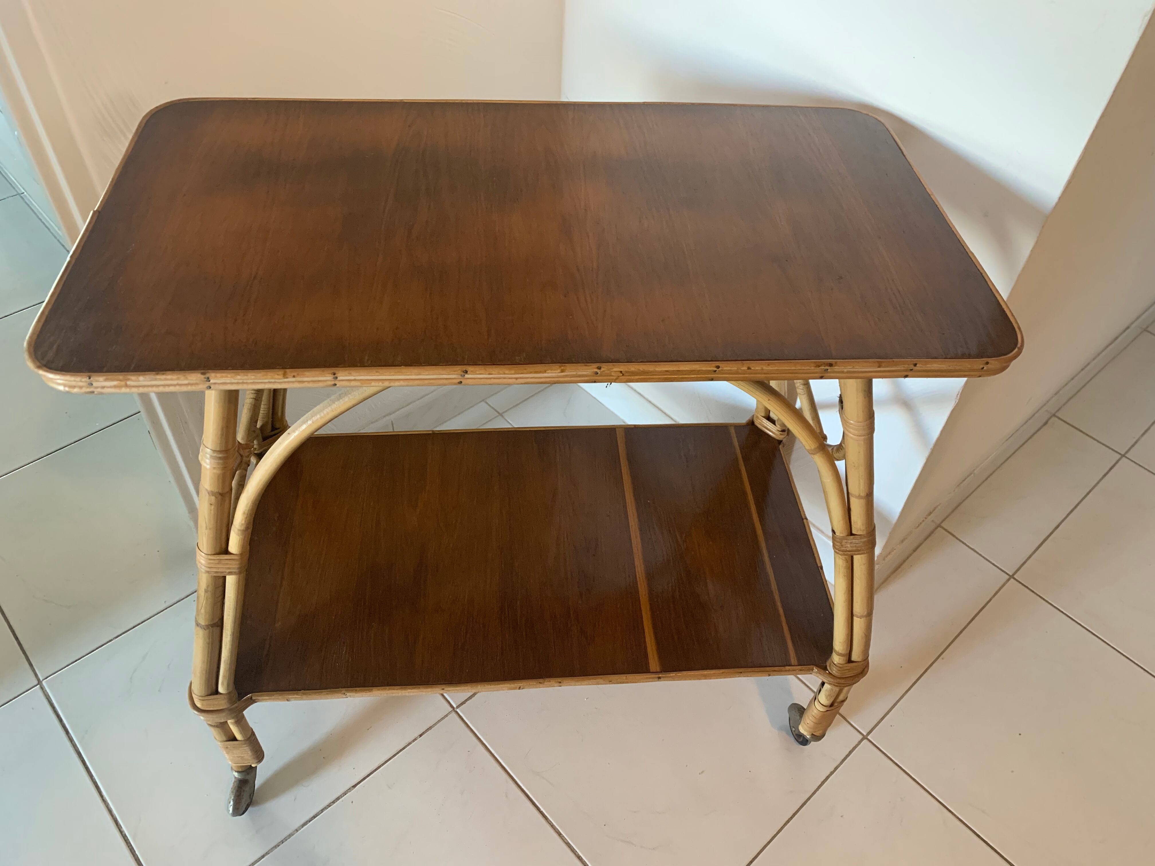 Desserte roulante en rotin